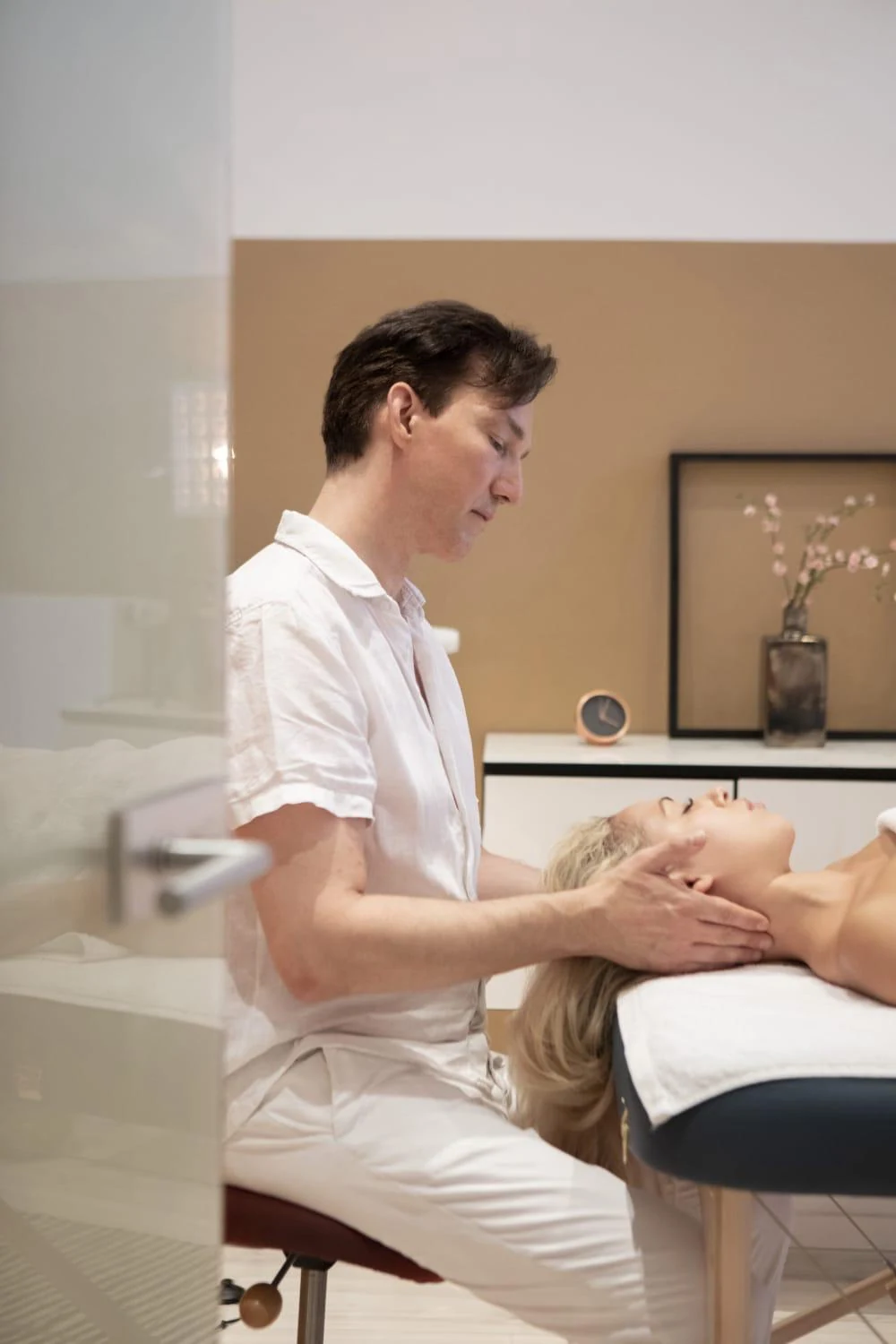 Marek Kalbus bei einer osteopathischen Behandlung in der conSenso® Praxis